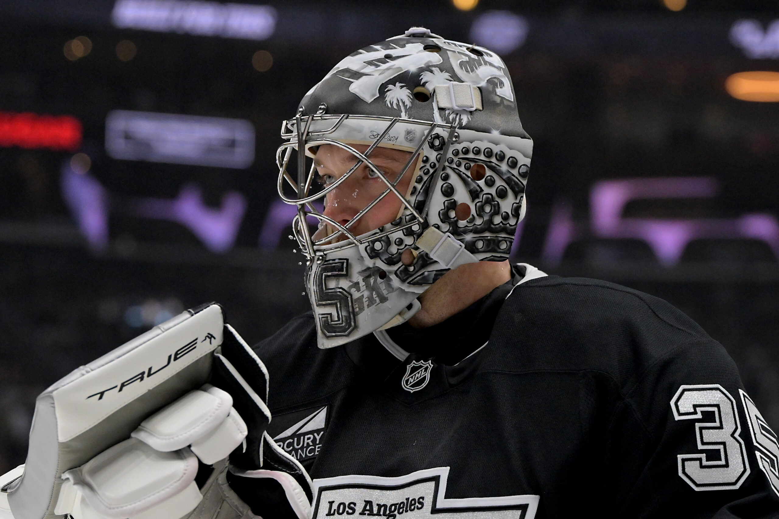 Goaltender Darcy Kuemper (35) looks on at Crypto.com Arena. (Photo: Jayne Kamin-Oncea-Imagn Images)