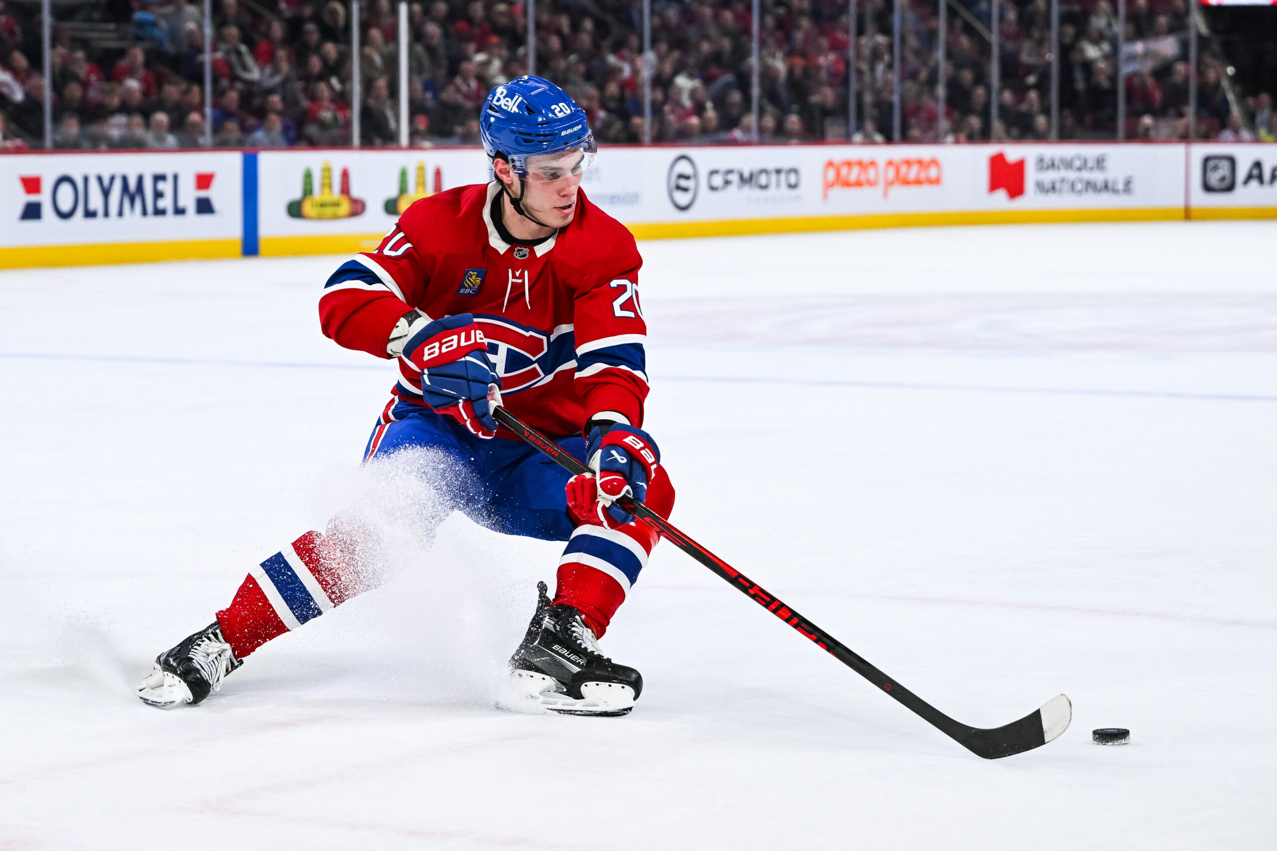Left wing Juraj Slafkovsky (20) plays the puck at Bell Centre. (Photo: David Kirouac-Imagn Images)